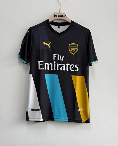 Arsenal 2015-16 Third Kit Ozil